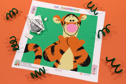 Diamond Painting Tigger 9" x 9" (22.8cm x 22.8cm) / Round with 5 Colors including 1 Fairy Dust Diamond / 6,889