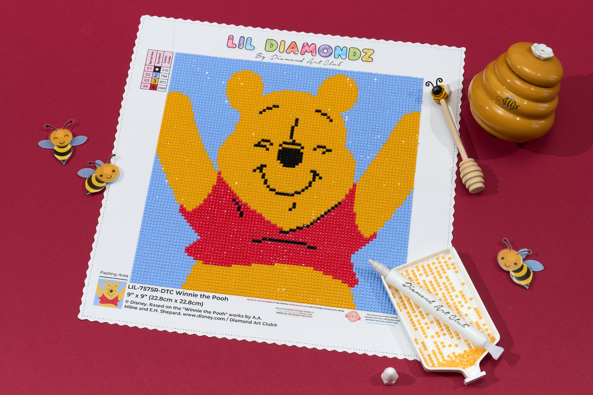 Diamond Painting Winnie the Pooh 9" x 9" (22.8cm x 22.8cm) / Round with 4 Colors including 1 Fairy Dust Diamond / 6,889